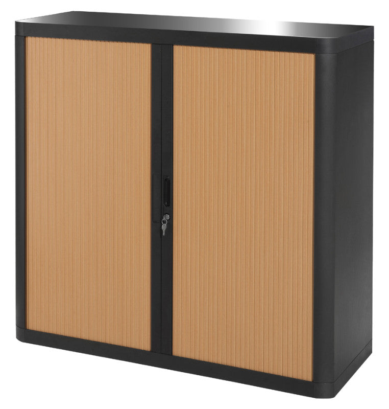 Armoire basse en plastique noire à rideau décor hêtre, 104 cm de hauteur, livrée en kit