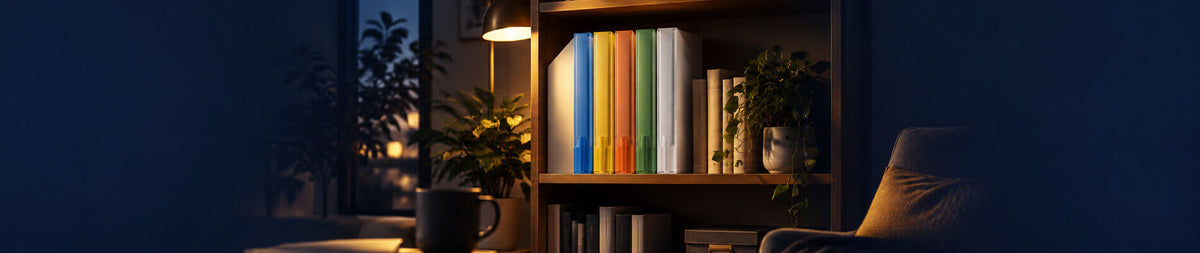 Bureau à la maison avec des dossiers rangés dans des chemises Novaclass colorées sur une étagère