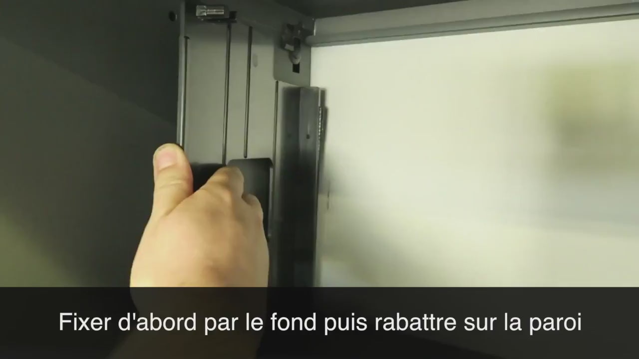Installation du système Novaclass dans une armoire : rail Novastrip télescopique et supports Novatab, sans outil